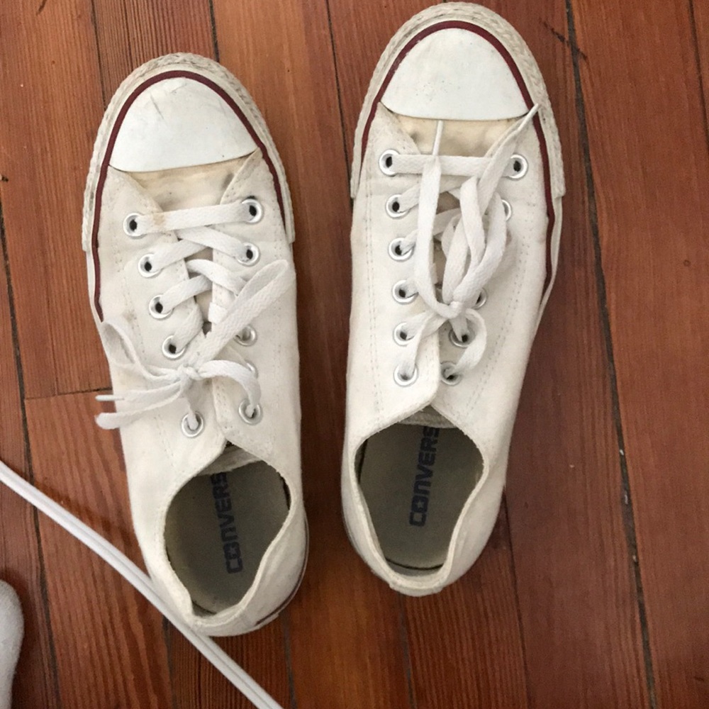 White converse low top